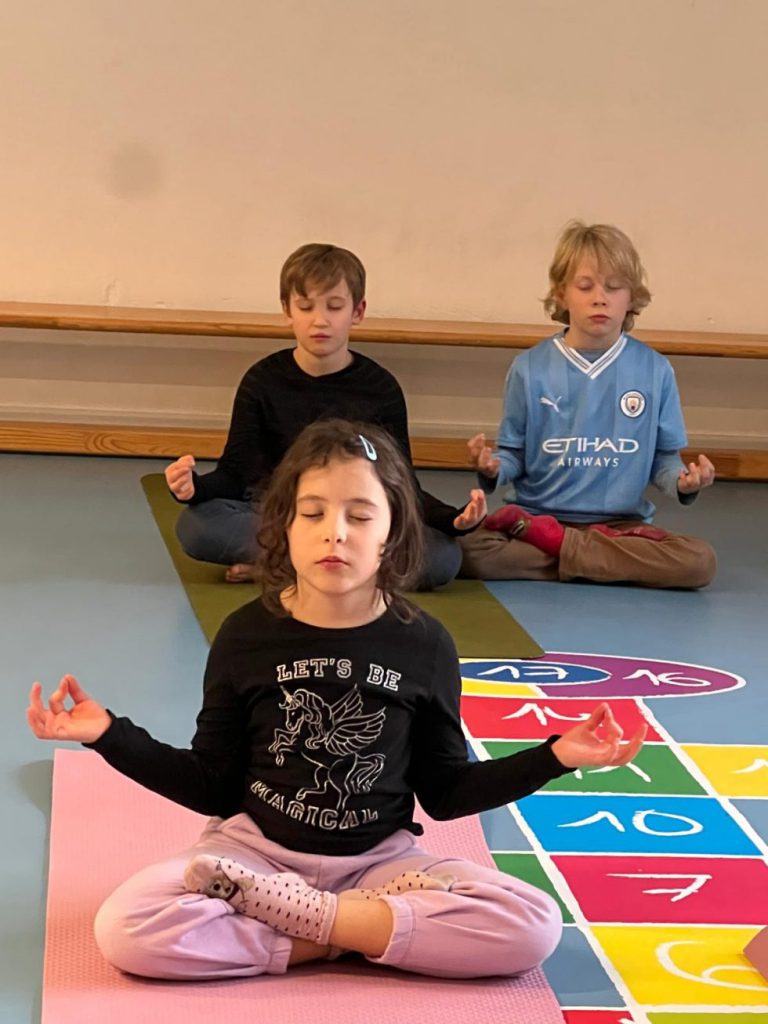 Foto Kindeyoga im Kindergarten